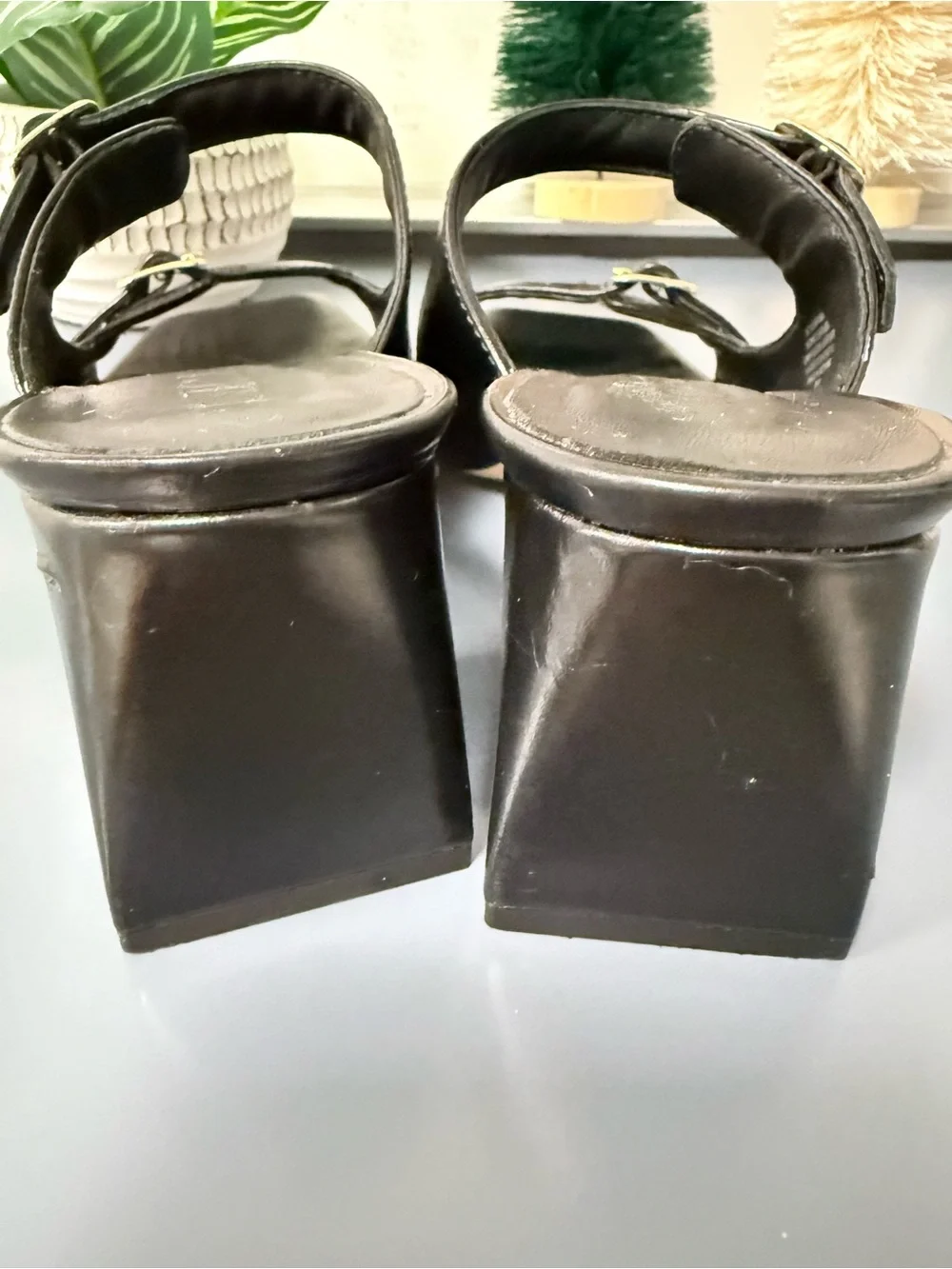 Layne buckle sandals in leather